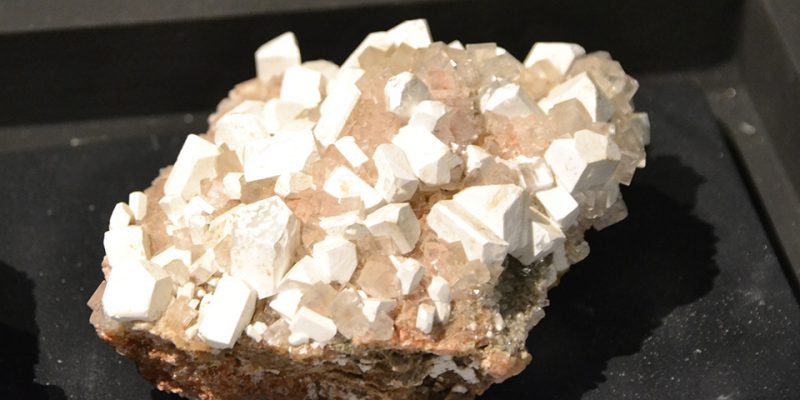 Einer der vielen ausgestellten Salzkristalle © Golombek/Lubitz