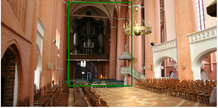 In der Michaeliskirche neigen sich die Säulen um bis zu 70 cm. Der eingefügte grüne Rahmen zeigt diese Neigung deutlich © Martin Pries