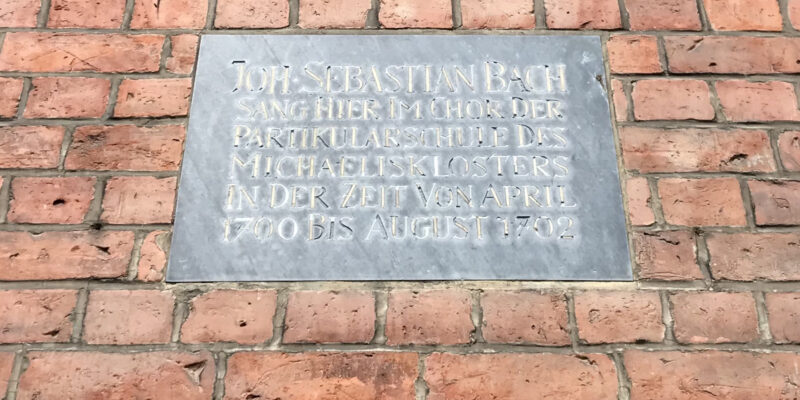 Erinnerung an Johann Sebastian Bachs Aufenthalt an der Michaelisschule an der Seite der St. Michaelis Kirche © Dahmen