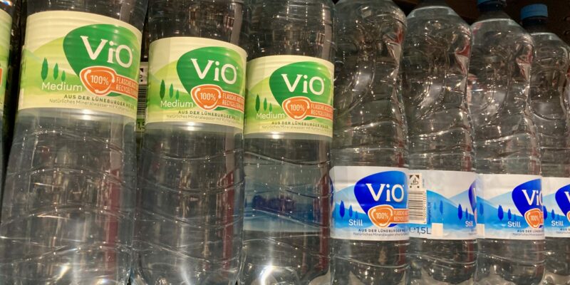 ViO Mineralwasser Flaschen im Supermarkt-Regal © Krause